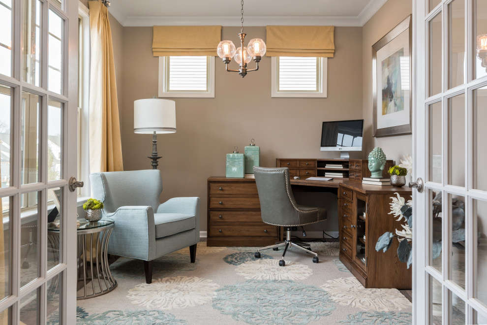 Foto di un ufficio classico di medie dimensioni con pareti grigie, pavimento in legno massello medio, scrivania autoportante e pavimento marrone
