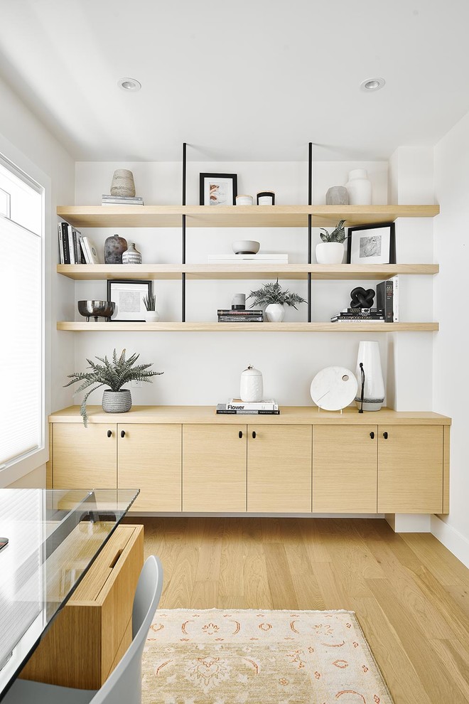 Idee per un ufficio scandinavo di medie dimensioni con pareti bianche, parquet chiaro, scrivania autoportante e pavimento marrone