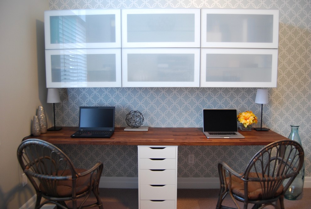Inredning av ett arbetsrum, med blå väggar och ett inbyggt skrivbord