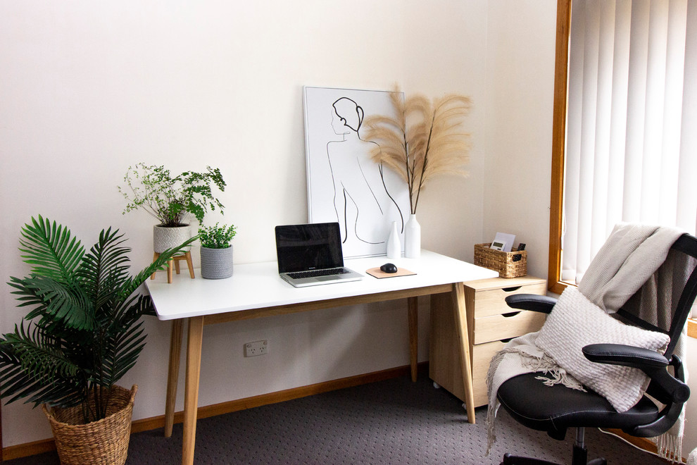 Esempio di un piccolo ufficio scandinavo con pareti beige, moquette, nessun camino, scrivania autoportante e pavimento grigio