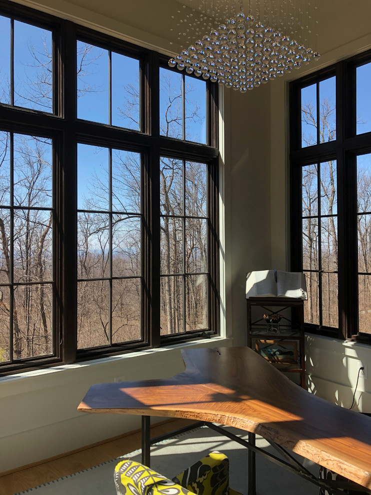 Cette photo montre un grand bureau scandinave avec un bureau indépendant.