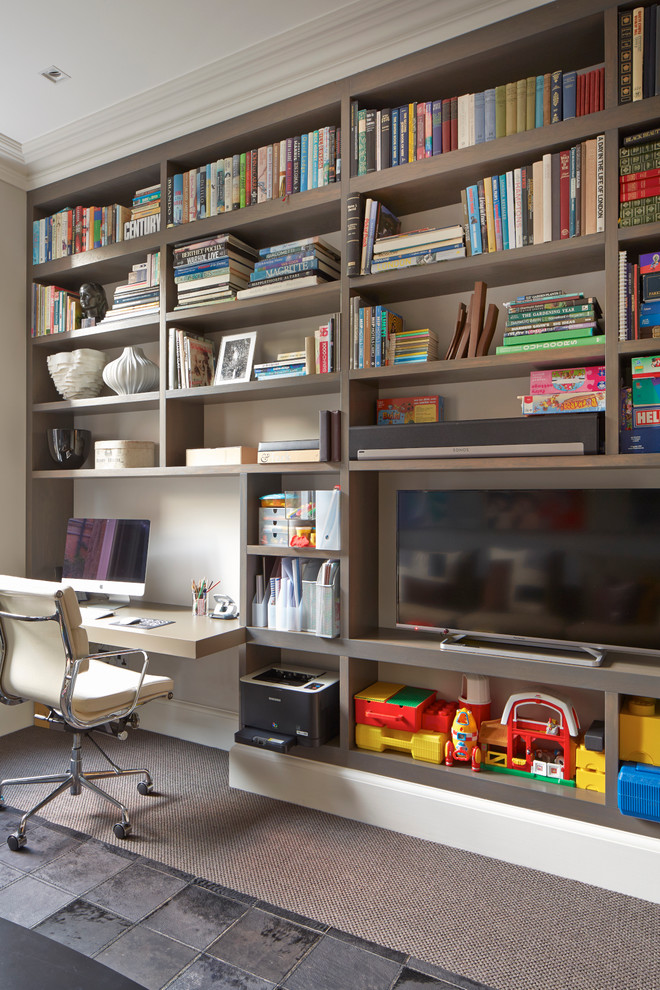 Diseño de despacho nórdico grande sin chimenea con paredes grises, moqueta y escritorio empotrado