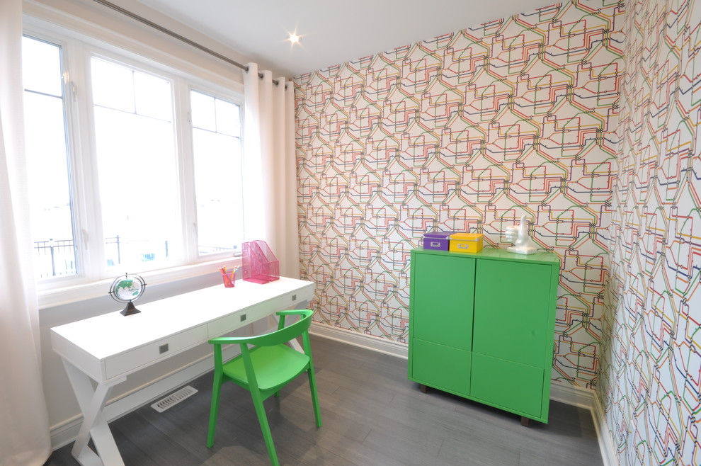 Идея дизайна: кабинет в скандинавском стиле с разноцветными стенами и отдельно стоящим рабочим столом