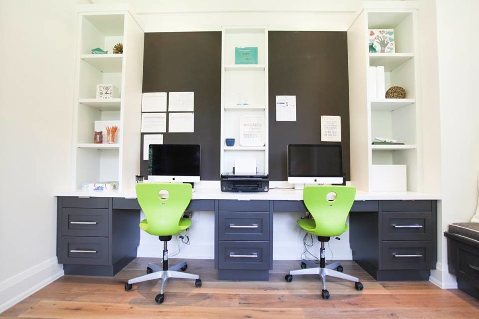Foto di un ampio ufficio american style con pareti bianche e scrivania incassata