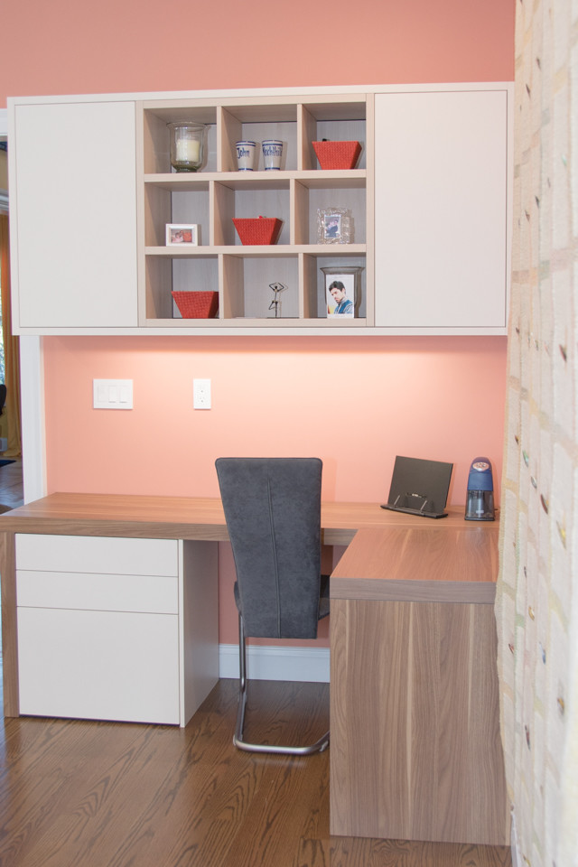 Идея дизайна: рабочее место среднего размера в стиле модернизм с розовыми стенами, темным паркетным полом и встроенным рабочим столом без камина