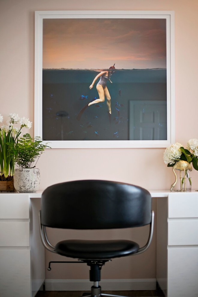 Ejemplo de despacho moderno de tamaño medio sin chimenea con paredes rosas, moqueta y escritorio independiente