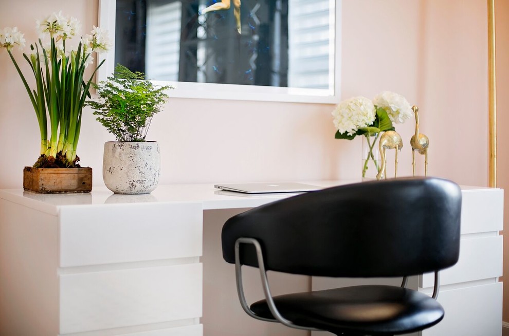Foto de despacho minimalista de tamaño medio sin chimenea con paredes rosas, moqueta y escritorio independiente