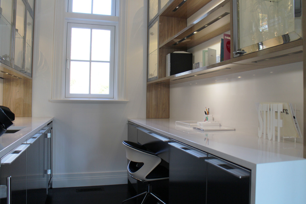 Imagen de despacho actual pequeño con paredes blancas y escritorio empotrado