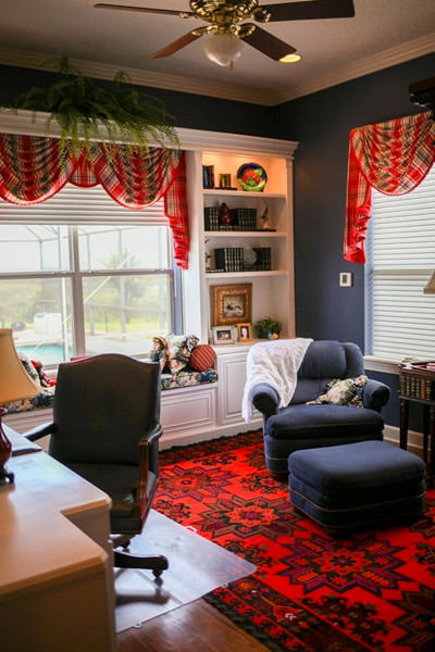 Mittelgroßes Klassisches Arbeitszimmer mit Arbeitsplatz, blauer Wandfarbe, Marmorboden und Einbau-Schreibtisch in Jacksonville