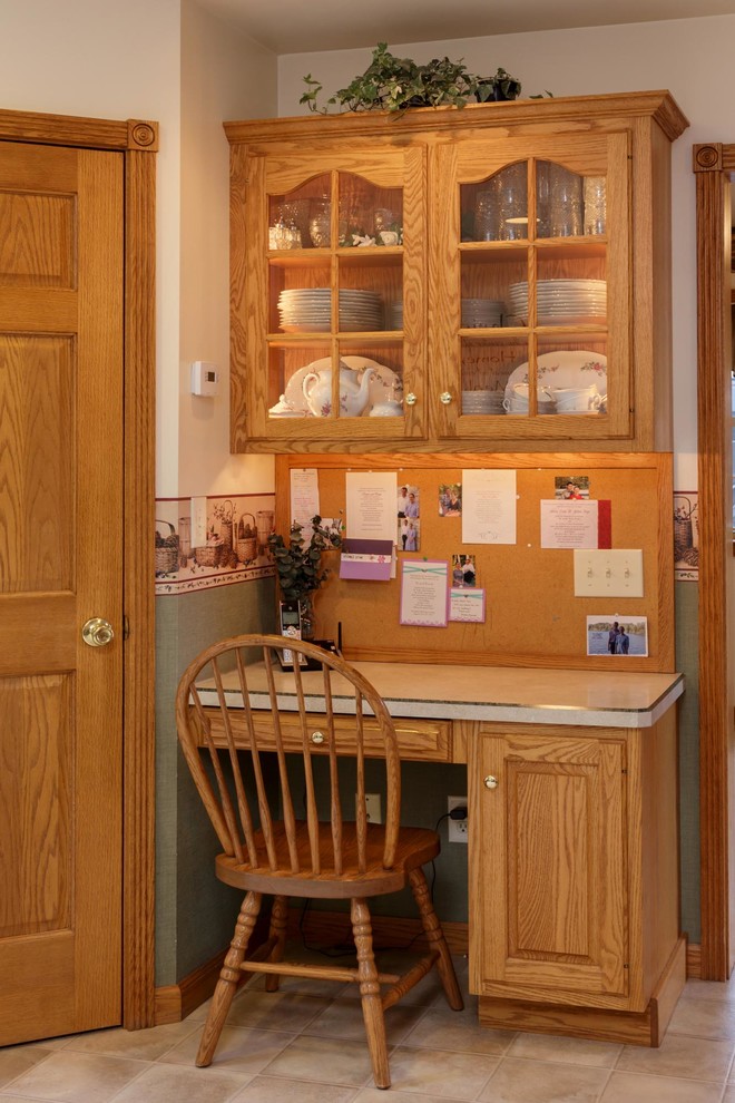 Foto på ett mellanstort vintage hemmabibliotek, med vita väggar, klinkergolv i keramik, ett fristående skrivbord och beiget golv