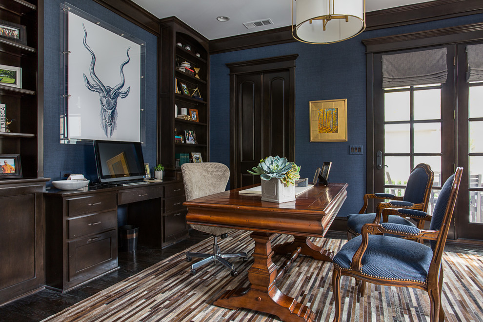 Maritimes Arbeitszimmer ohne Kamin mit Arbeitsplatz, blauer Wandfarbe, dunklem Holzboden und freistehendem Schreibtisch in Dallas
