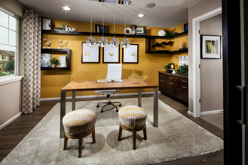 Стильный дизайн: кабинет среднего размера в современном стиле с разноцветными стенами, темным паркетным полом, отдельно стоящим рабочим столом и коричневым полом без камина - последний тренд
