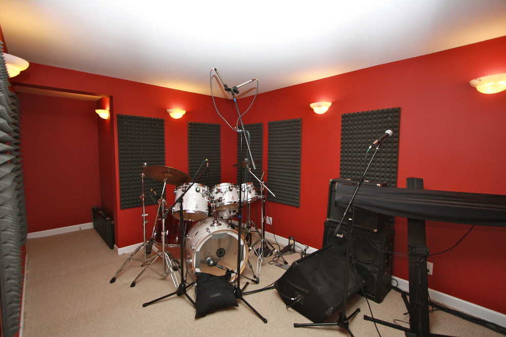 На фото: домашняя мастерская с красными стенами и ковровым покрытием с