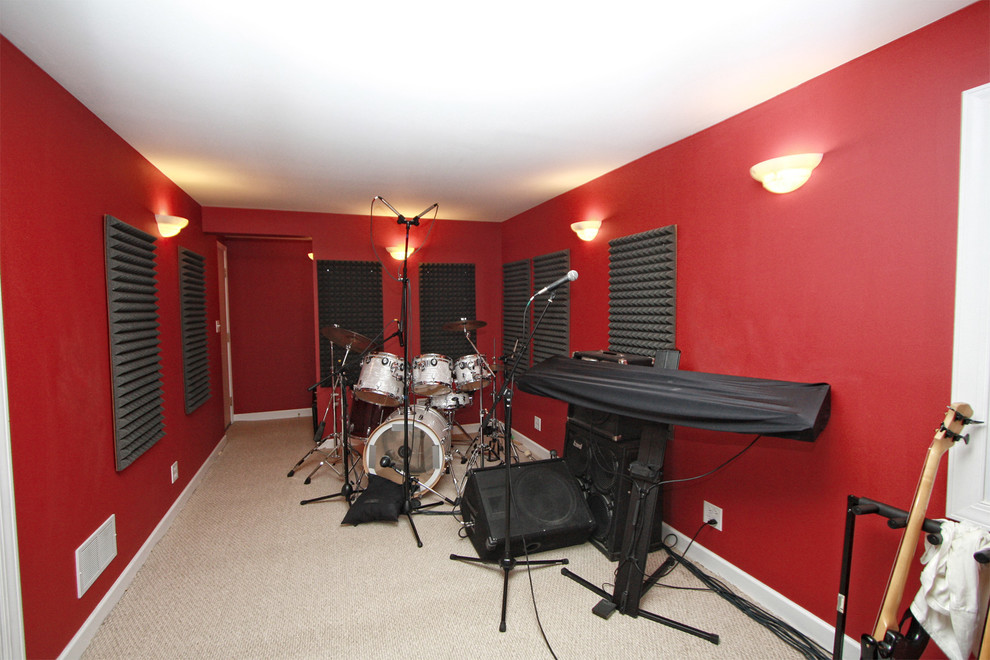 Cette photo montre un bureau de type studio avec un mur rouge et moquette.