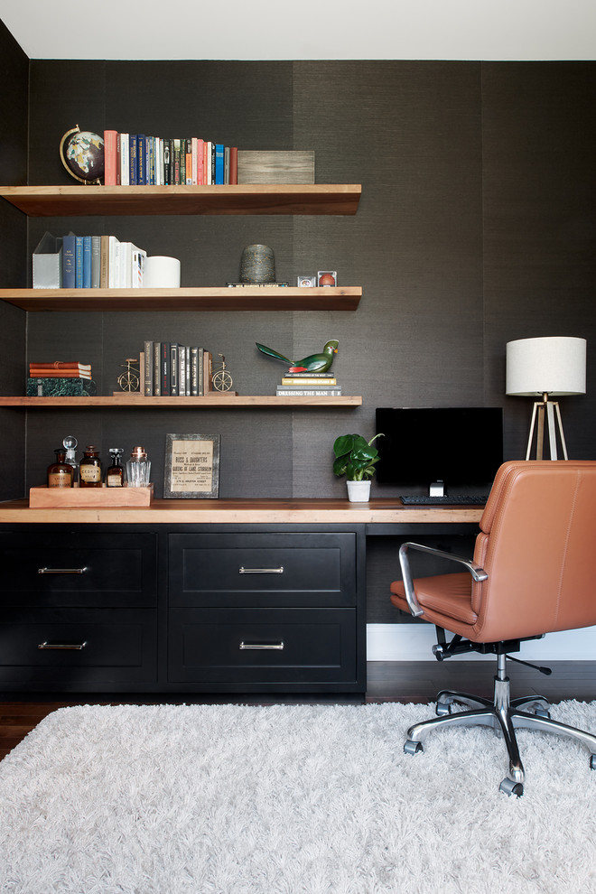 Esempio di un piccolo ufficio chic con pareti nere, parquet scuro, scrivania incassata e pavimento marrone