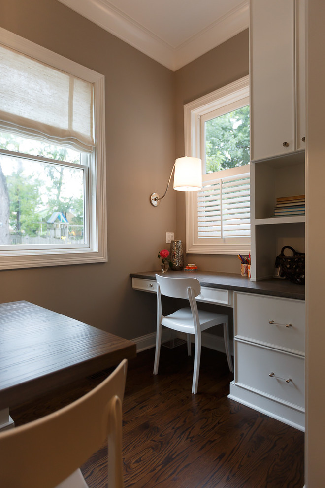 Imagen de despacho tradicional renovado de tamaño medio con paredes grises, suelo de madera oscura y escritorio empotrado