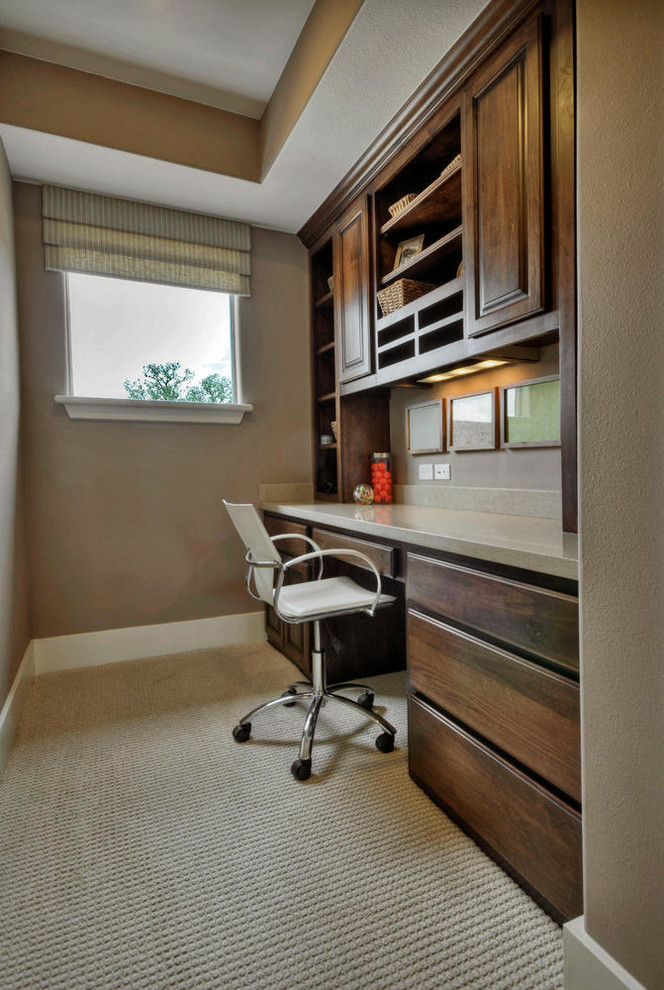 Diseño de despacho tradicional renovado pequeño con paredes beige, moqueta y escritorio empotrado