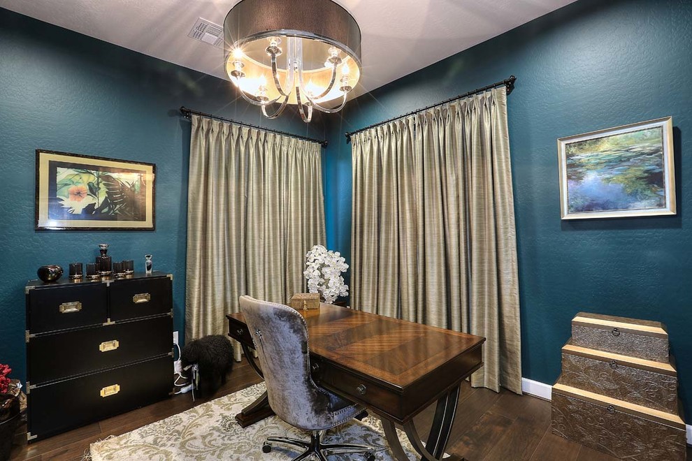 Inspiration för ett mellanstort vintage arbetsrum, med gröna väggar, mörkt trägolv, ett fristående skrivbord och brunt golv