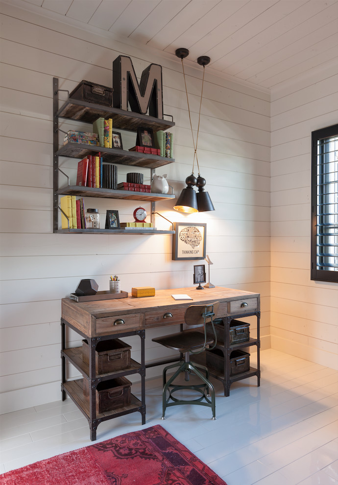 Foto de despacho de estilo de casa de campo de tamaño medio sin chimenea con paredes blancas y escritorio independiente