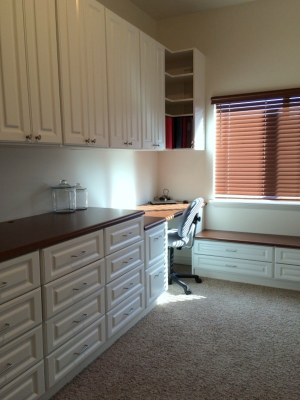 Ejemplo de sala de manualidades contemporánea grande con paredes beige, moqueta y escritorio empotrado