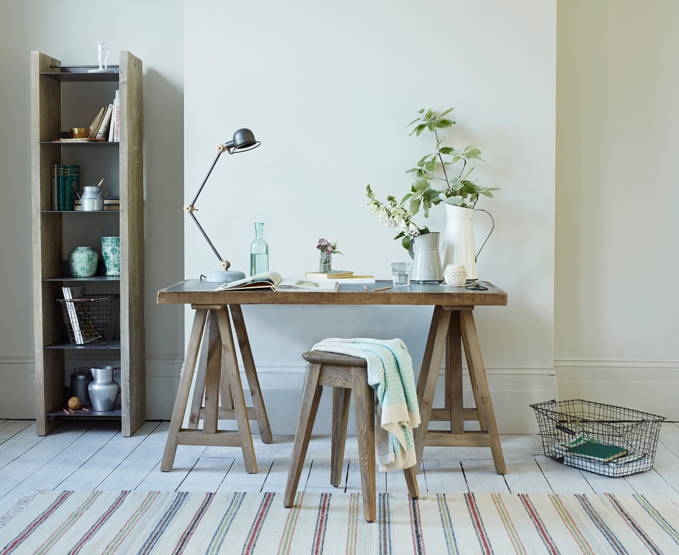 Imagen de despacho de estilo de casa de campo con paredes blancas, suelo de madera pintada y escritorio independiente