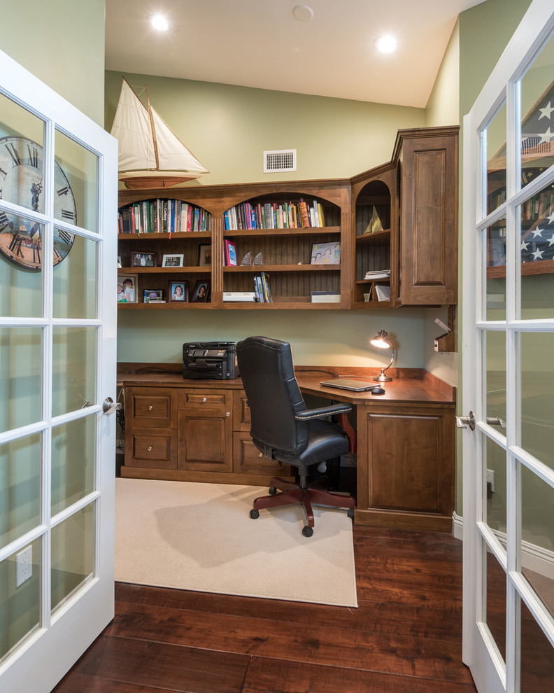 サンディエゴにある高級な広いトラディショナルスタイルのおしゃれな書斎 (緑の壁、濃色無垢フローリング、暖炉なし、造り付け机、白い天井) の写真