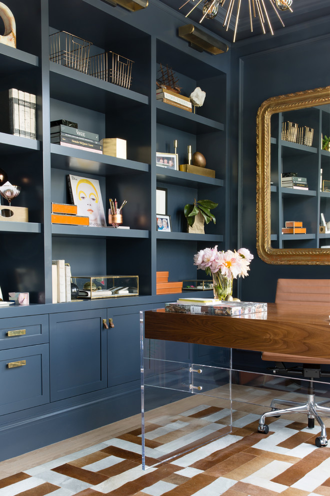 Réalisation d'un bureau design de taille moyenne avec une bibliothèque ou un coin lecture, un mur bleu, parquet clair, un bureau indépendant et un sol beige.