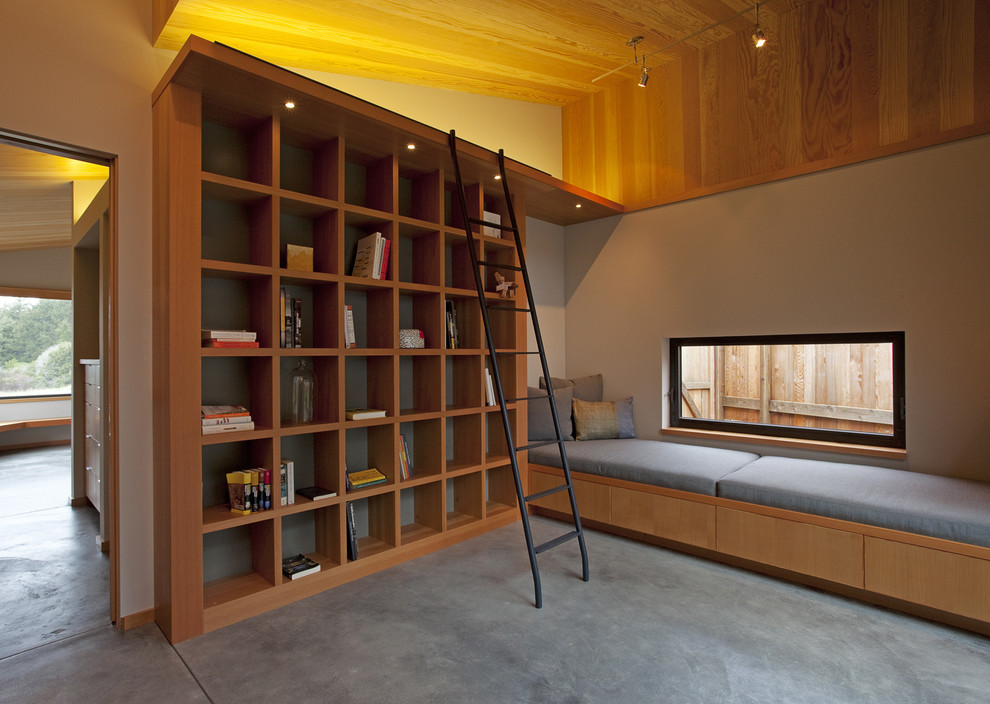 Идея дизайна: большой домашняя библиотека в современном стиле с бетонным полом, серыми стенами и серым полом