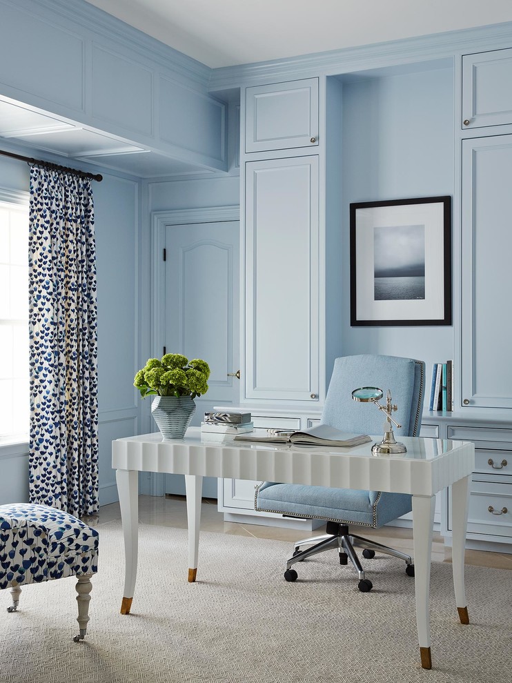 Foto di uno studio chic con pareti blu e scrivania autoportante