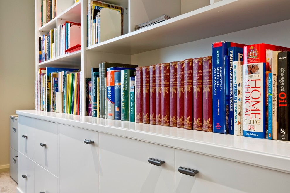 Idéer för mellanstora funkis hemmabibliotek, med beige väggar, heltäckningsmatta och ett fristående skrivbord