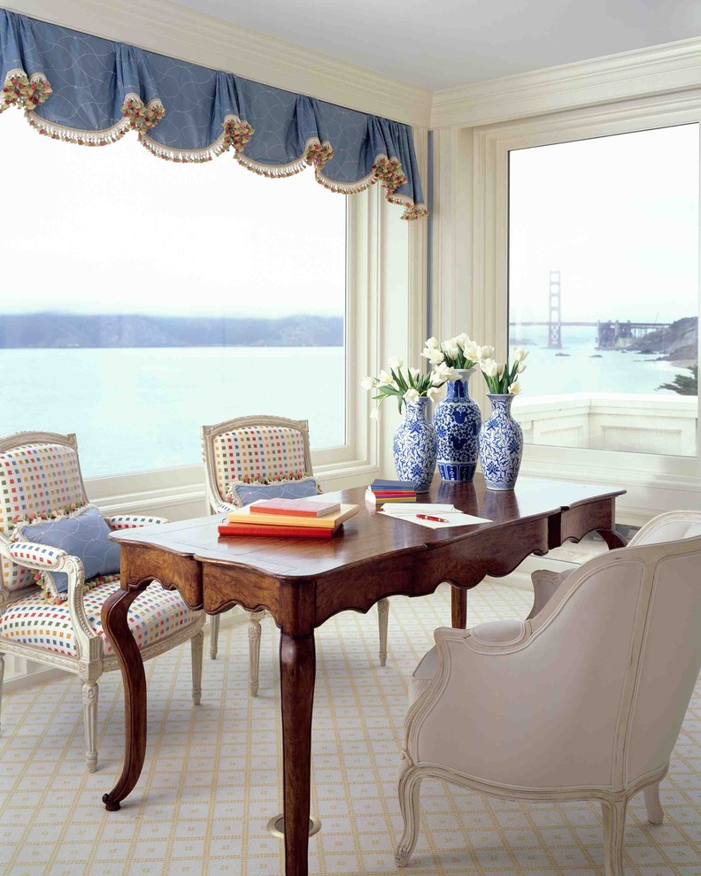Стильный дизайн: кабинет в классическом стиле с ковровым покрытием и отдельно стоящим рабочим столом - последний тренд