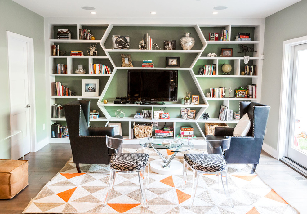 Cette image montre un grand bureau minimaliste avec une bibliothèque ou un coin lecture, un mur vert, un sol en bois brun et un sol marron.