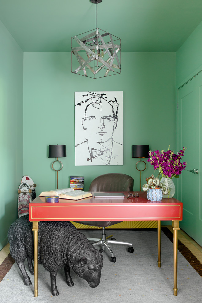 Foto di uno studio boho chic di medie dimensioni con pareti verdi, scrivania autoportante, parquet scuro e nessun camino