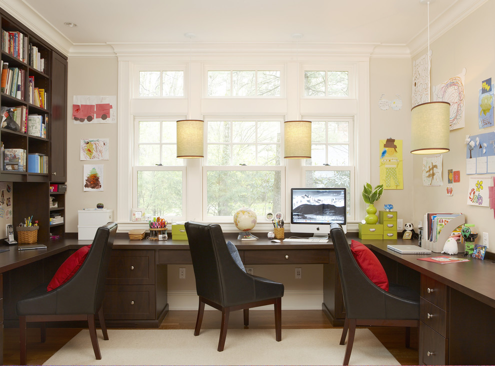 Inspiration för stora klassiska arbetsrum, med ett inbyggt skrivbord, vita väggar, mellanmörkt trägolv och brunt golv