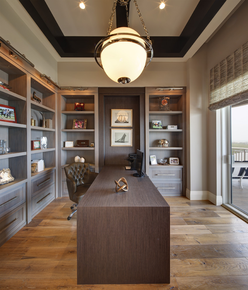 Modelo de despacho marinero con paredes grises, suelo de madera en tonos medios y escritorio independiente