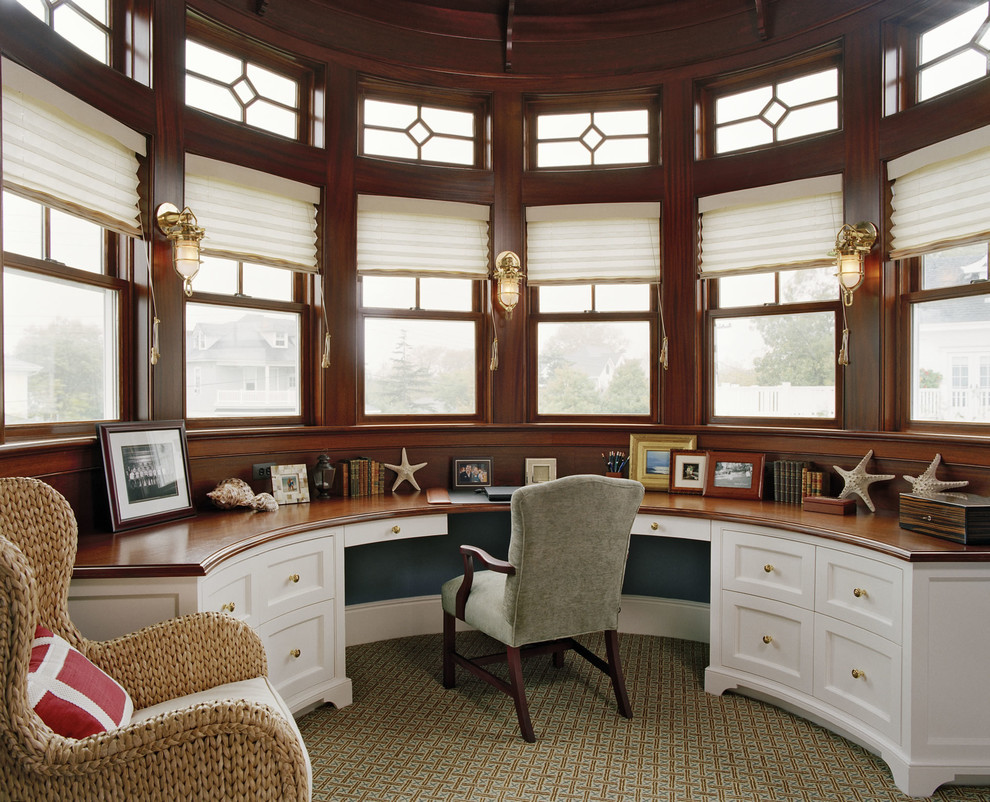 На фото: кабинет в викторианском стиле с ковровым покрытием и встроенным рабочим столом с