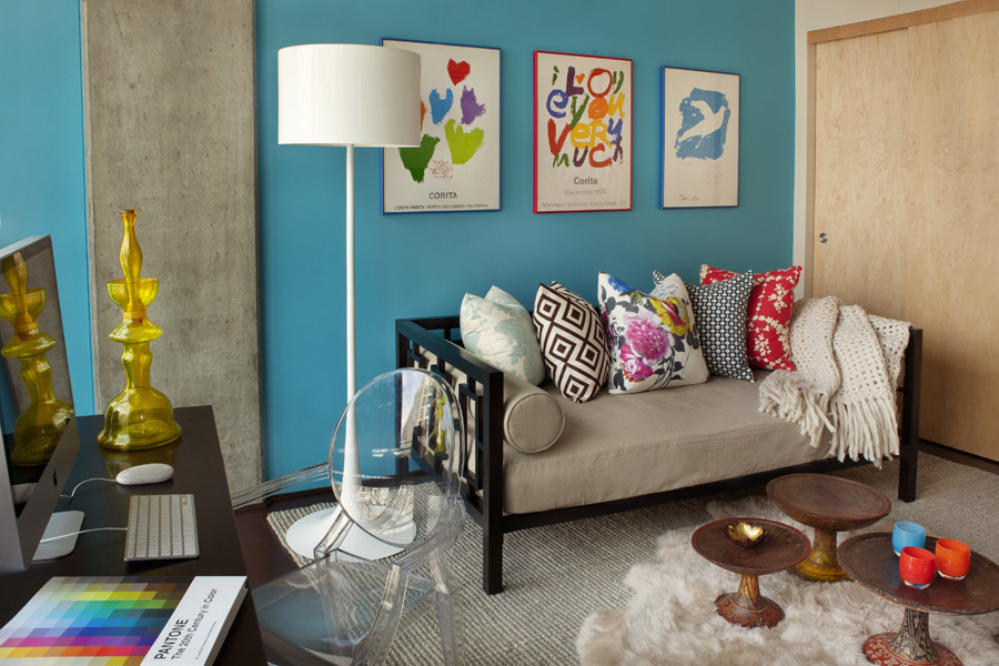 Пример оригинального дизайна: кабинет среднего размера в современном стиле с синими стенами, ковровым покрытием и отдельно стоящим рабочим столом