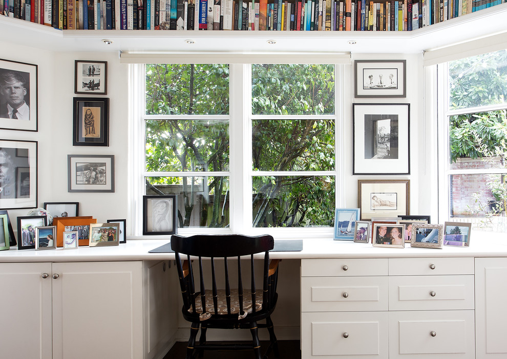Inspiration för ett vintage arbetsrum, med ett bibliotek, vita väggar och ett inbyggt skrivbord