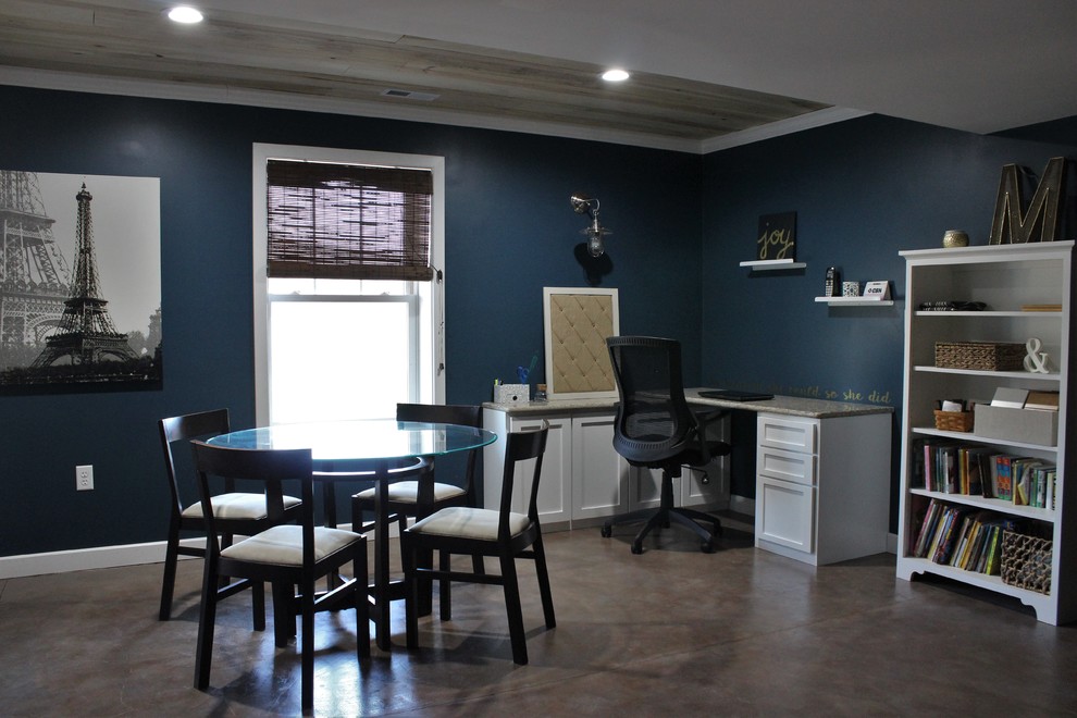 フィラデルフィアにある低価格のトランジショナルスタイルのおしゃれなホームオフィス・書斎 (青い壁、コンクリートの床、造り付け机) の写真