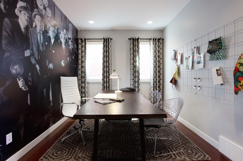 Cette photo montre un bureau éclectique avec un mur gris, un sol en bois brun et un bureau indépendant.