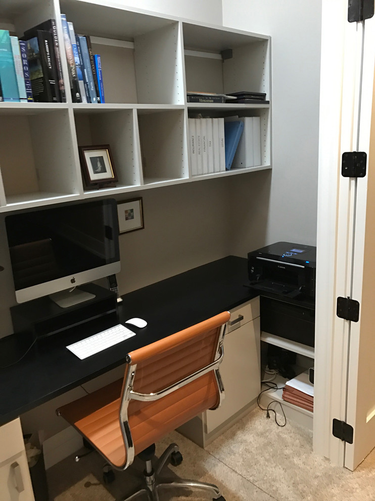 Idée de décoration pour un petit bureau design avec un mur beige et un bureau intégré.