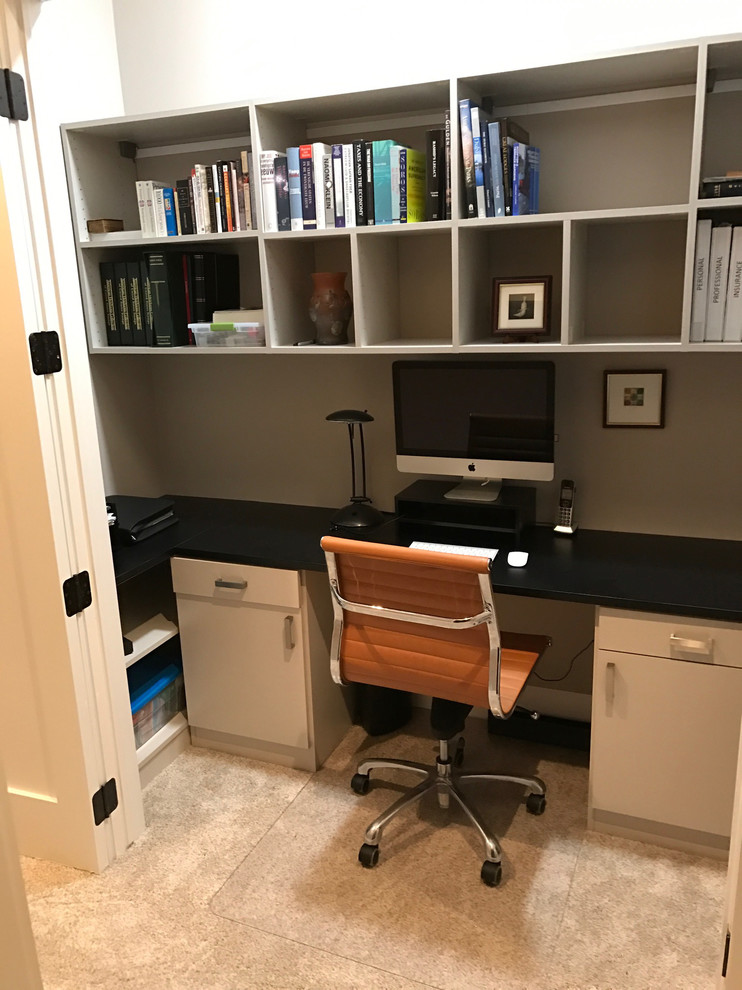 Ejemplo de despacho contemporáneo pequeño con paredes beige y escritorio empotrado