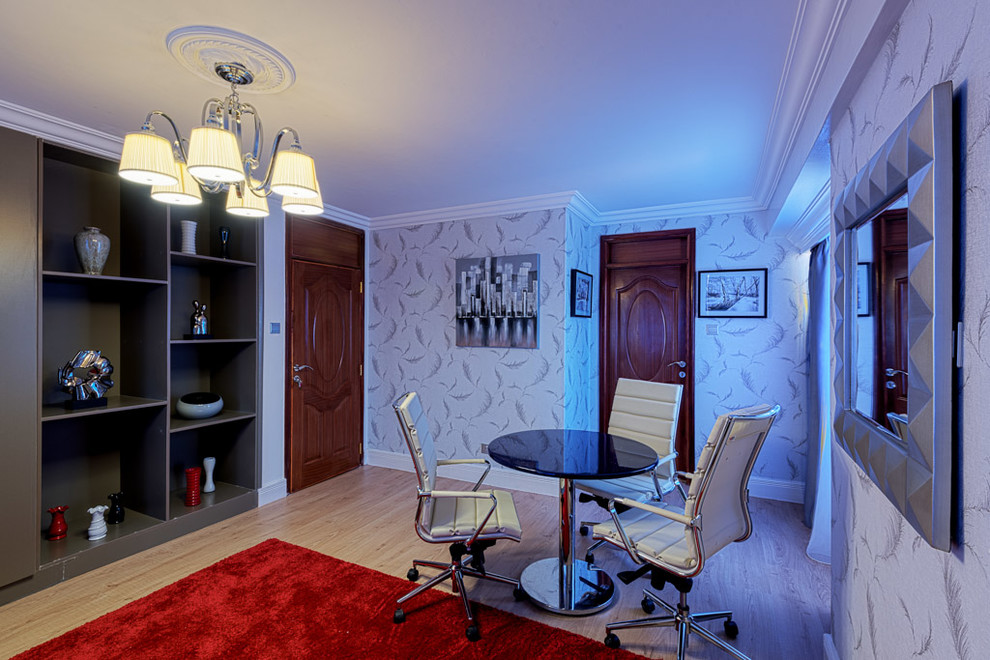 На фото: кабинет среднего размера в стиле модернизм с разноцветными стенами, полом из керамической плитки, отдельно стоящим рабочим столом и коричневым полом без камина