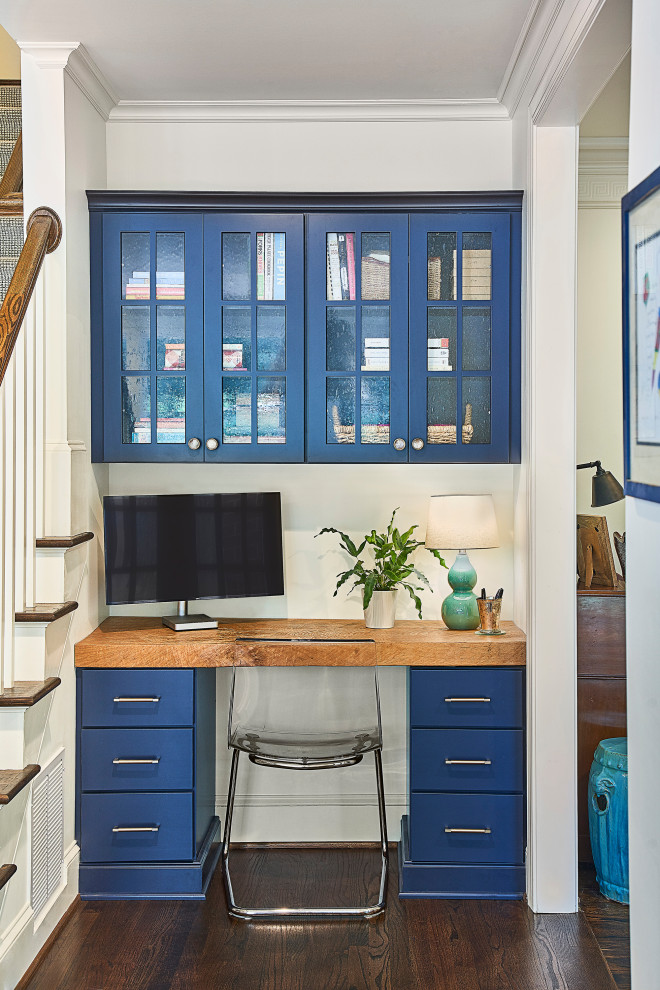 Cette photo montre un petit bureau chic avec un mur blanc, parquet foncé, aucune cheminée, un bureau intégré et un sol marron.