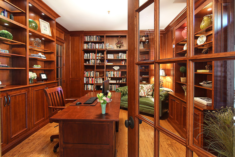Inspiration för ett mellanstort vintage arbetsrum, med ett bibliotek, mellanmörkt trägolv och ett fristående skrivbord