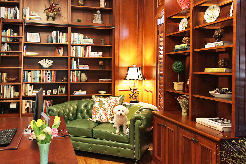 Aménagement d'un bureau classique de taille moyenne avec une bibliothèque ou un coin lecture, un sol en bois brun et un bureau indépendant.