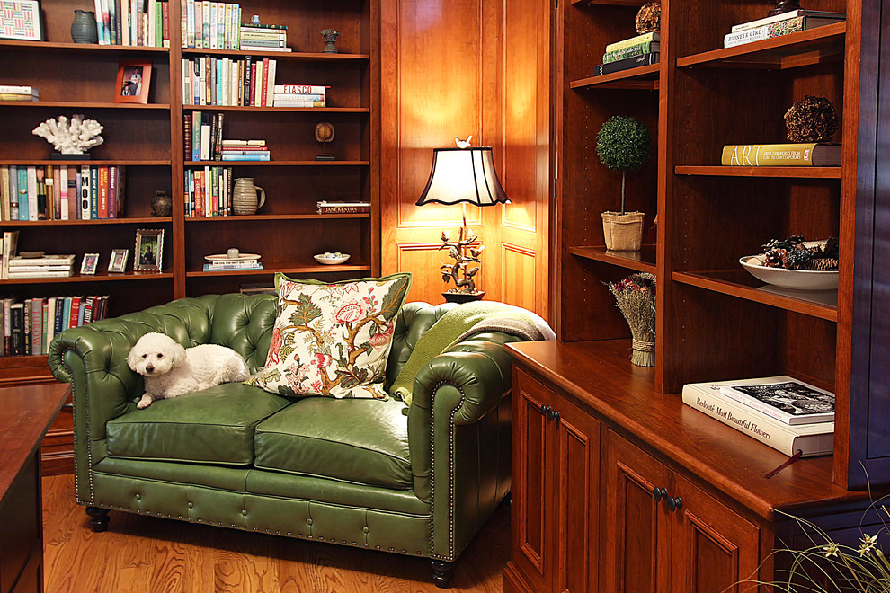 Idéer för ett mellanstort klassiskt arbetsrum, med ett bibliotek, mellanmörkt trägolv och ett fristående skrivbord