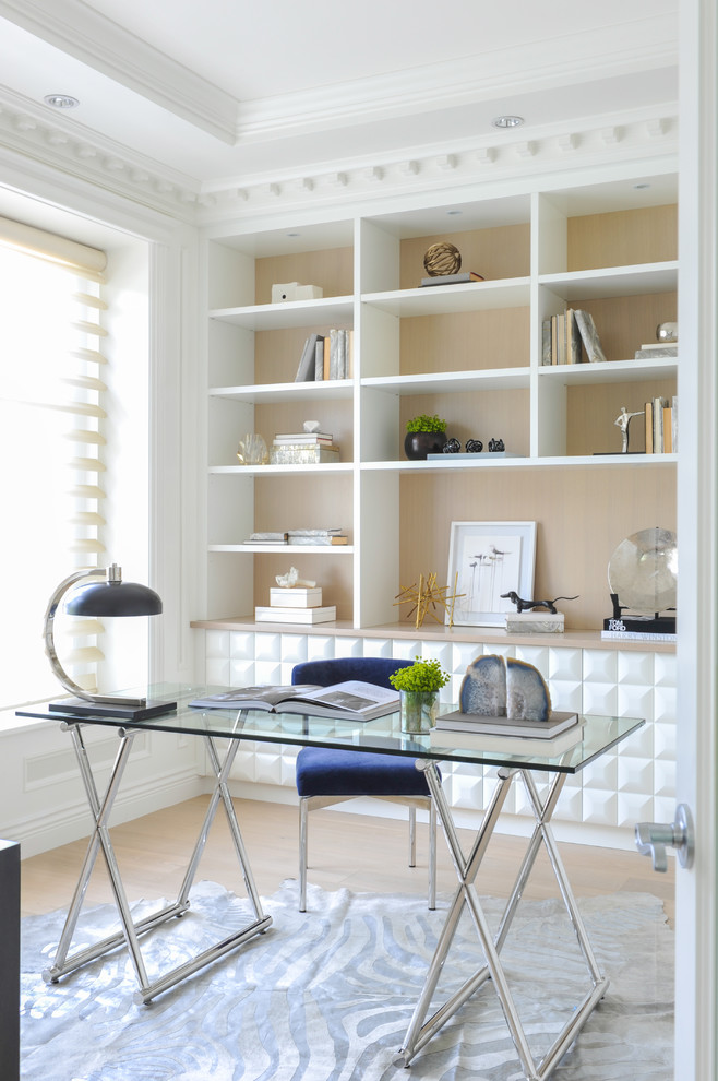 Cette image montre un bureau traditionnel avec un mur blanc, parquet clair, un bureau indépendant et un sol marron.