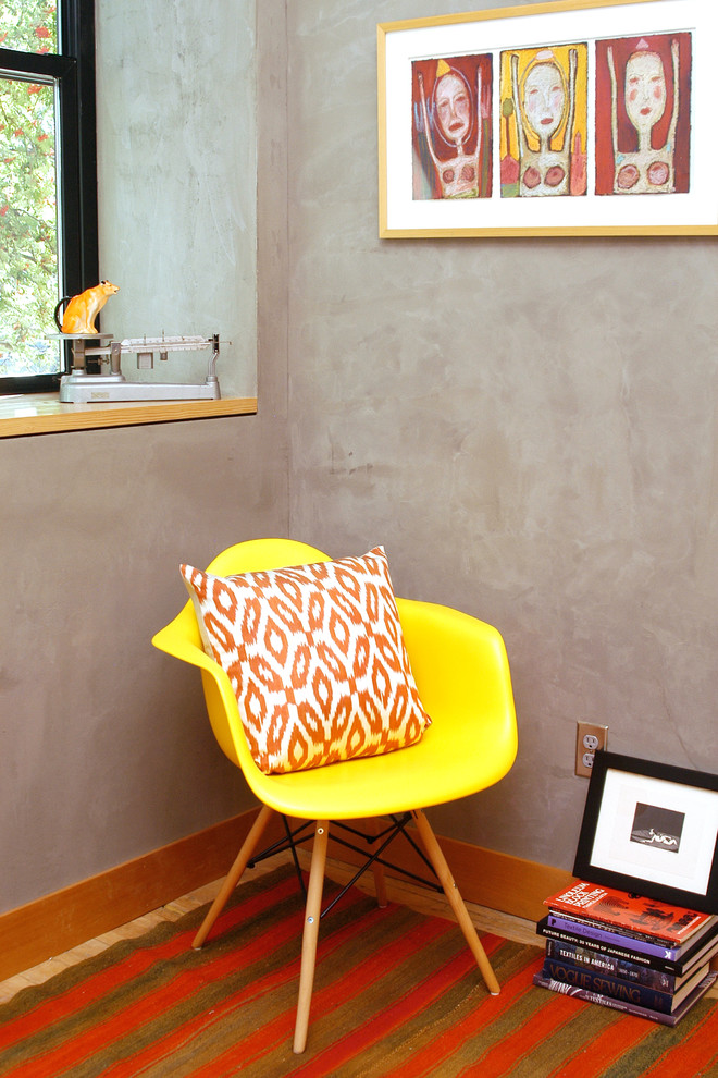 Foto på ett litet eklektiskt hemmastudio, med grå väggar och mellanmörkt trägolv