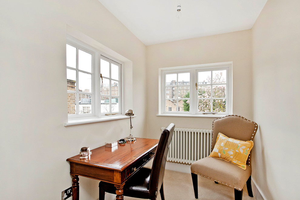 Kleines Klassisches Arbeitszimmer mit Arbeitsplatz, beiger Wandfarbe, Teppichboden, freistehendem Schreibtisch und beigem Boden in Berkshire